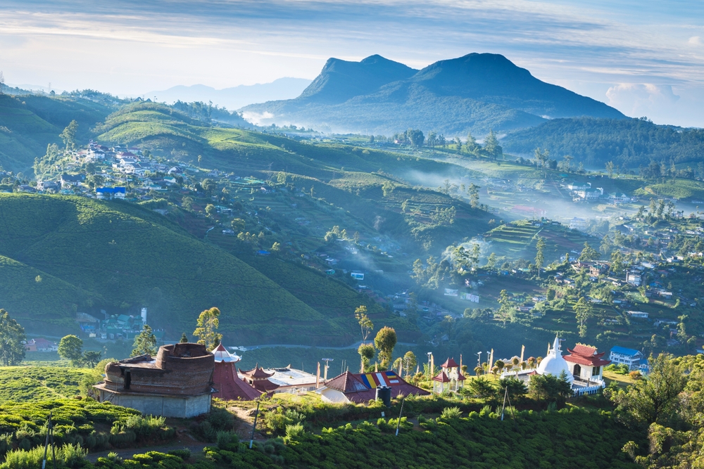 Dolina z plantacjami herbaty i świątynią Sri Swarnagiri w Nuwara Eliya
