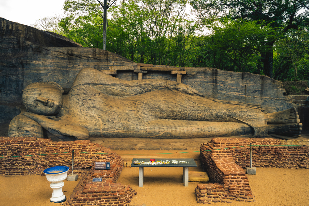 Leżący Budda wykuty w skale w Gal Vihara w Polonnaruwie