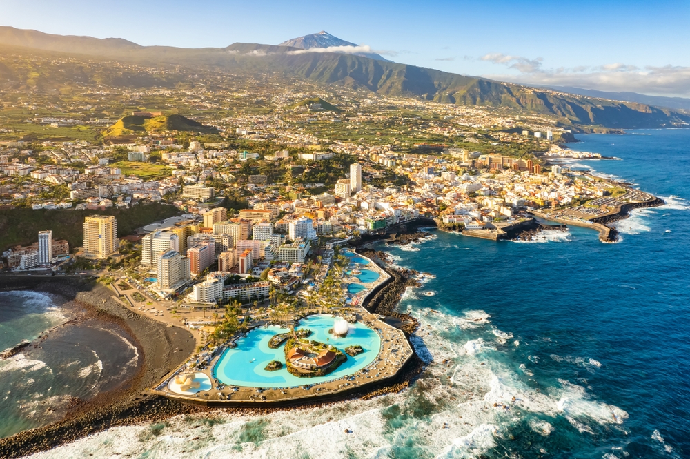Puerto de la Cruz z lotu ptaka, baseny Lago Martiánez nad oceanem i Teide w tle