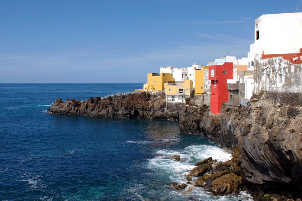 Kolorowe domy Punta Brava na skalistym brzegu w Puerto de la Cruz