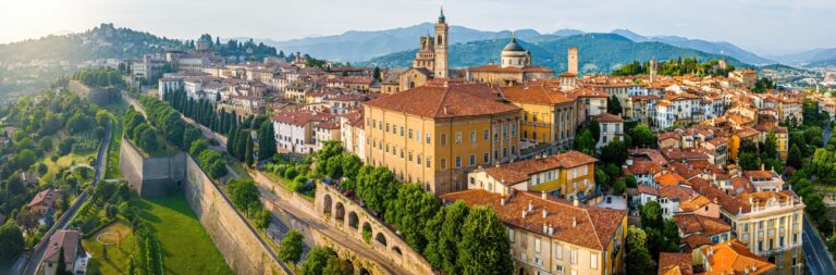 Città Alta w Bergamo z murami weneckimi i dzwonnicami, widok z lotu ptaka