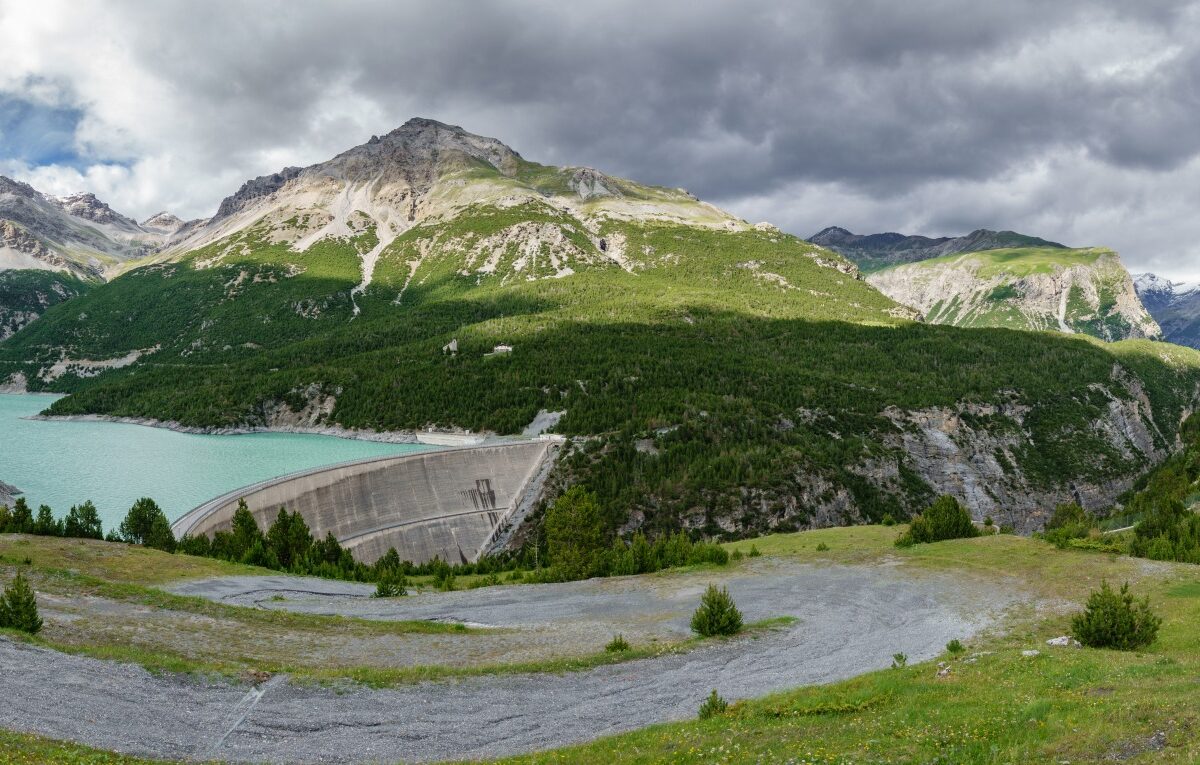 Jezioro Cancano z zaporą w dolinie nad Bormio, latem