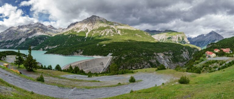 Jezioro Cancano z zaporą w dolinie nad Bormio, latem