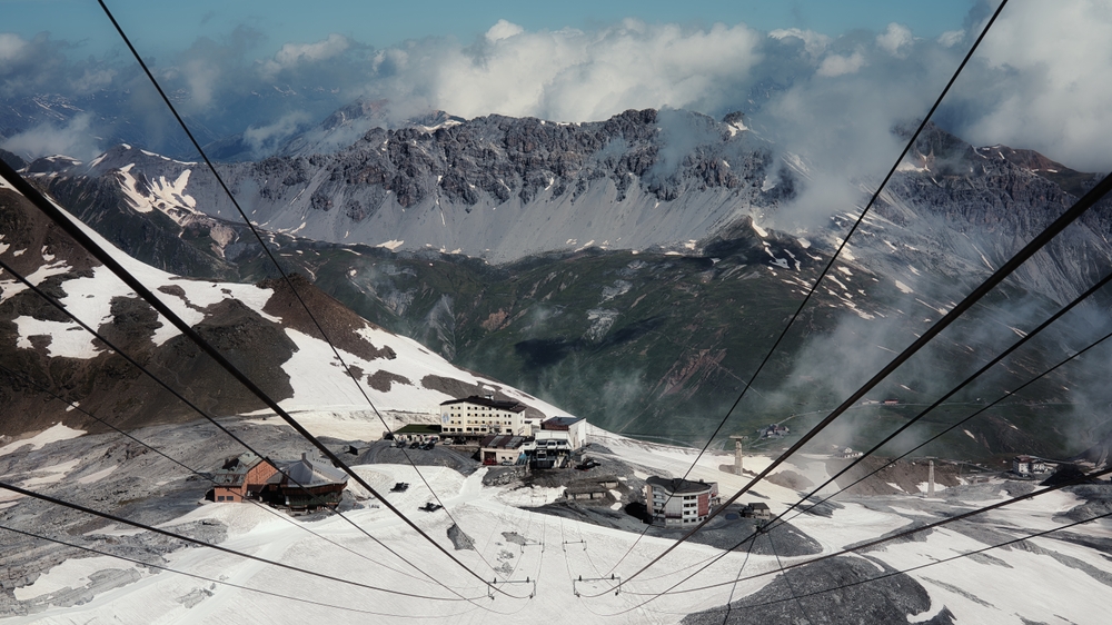 Hotele na przełęczy Stelvio widziane z kolejki linowej, latem