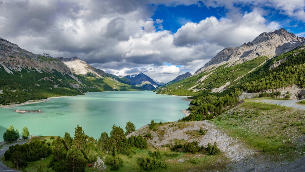 Turkusowe jezioro Cancano między zboczami nad Bormio, latem