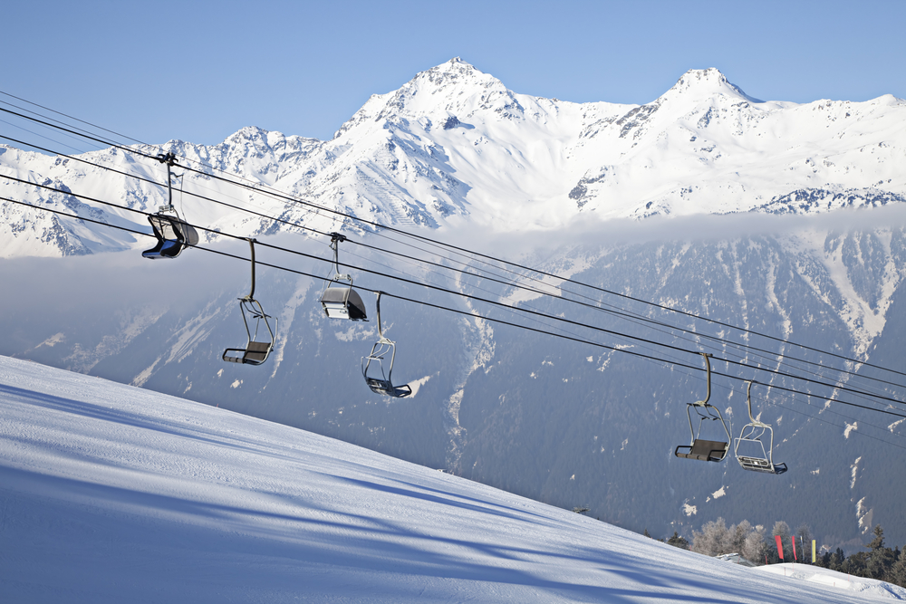 Wyciąg krzesełkowy nad trasą w Bormio, w tle ośnieżone szczyty