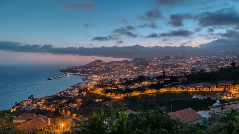 Funchal o zmierzchu, światła miasta na zboczach i port nad zatoką