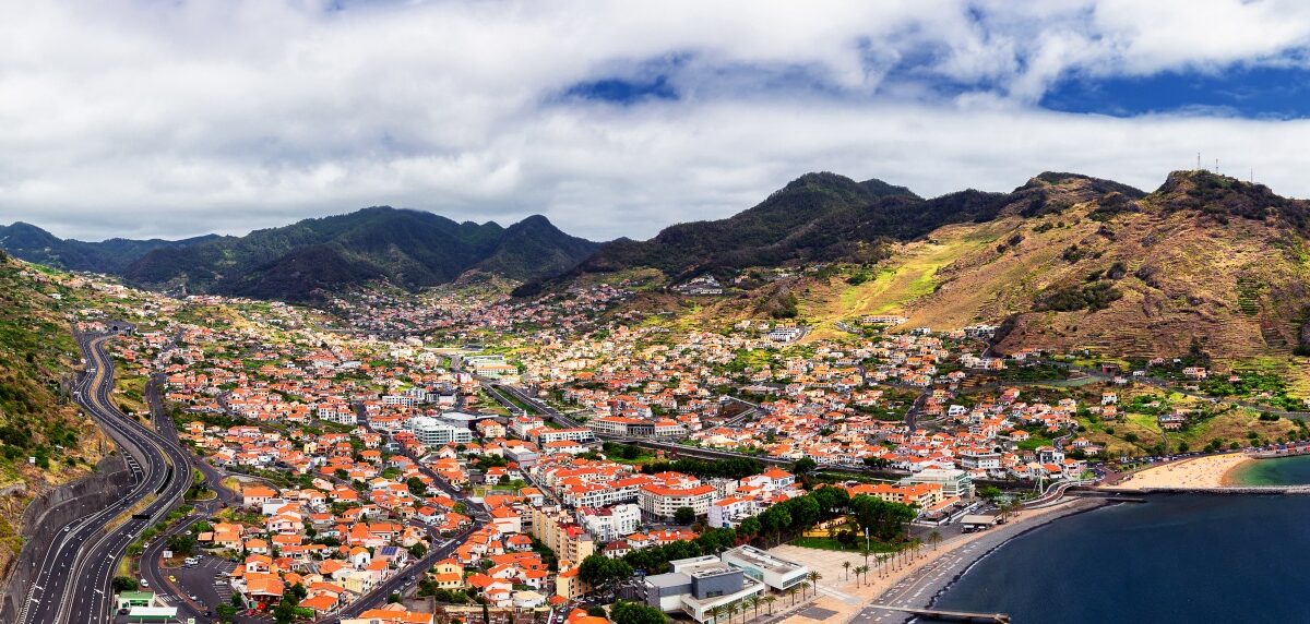 Panorama doliny Machico, zabudowa miasteczka i piaszczysta plaża nad zatoką