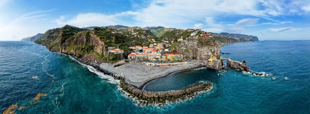 Ponta do Sol na południowym wybrzeżu Madery, biała zabudowa na zboczu nad oceanem