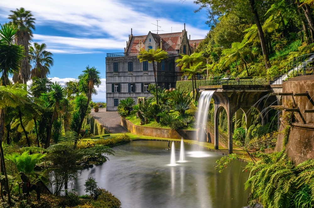 Pałac i staw z fontannami w ogrodzie Monte Palace na Maderze