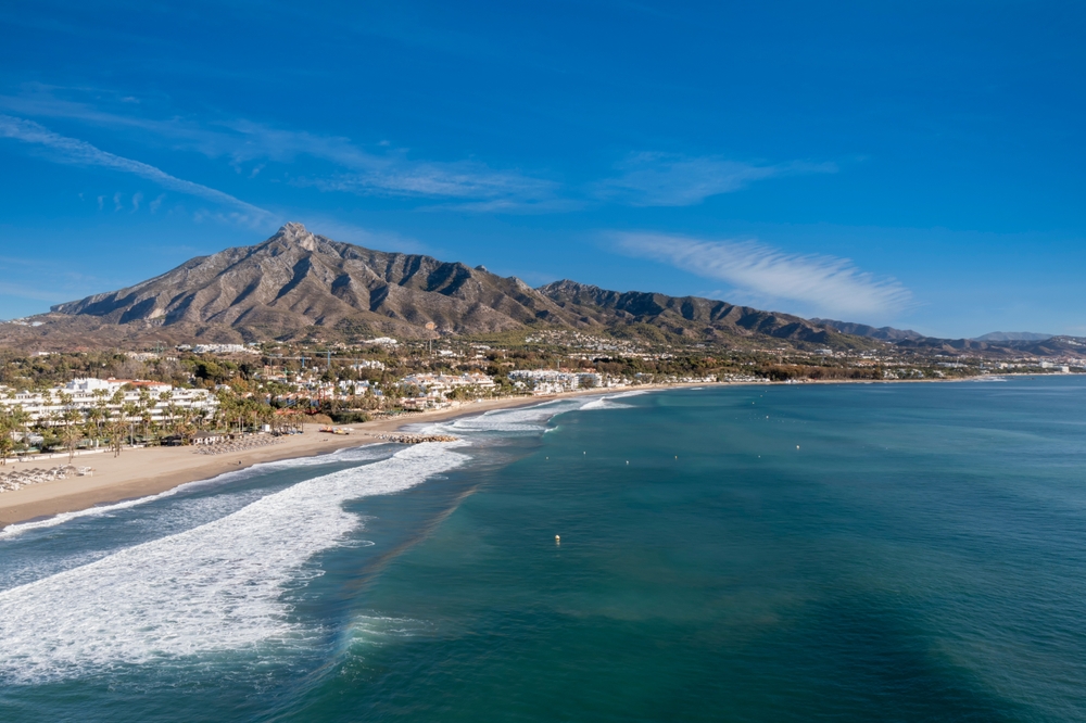 Pasmo Sierra Blanca nad wybrzeżem Marbelli, widok z góry na plażę i fale