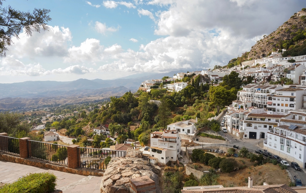 Mijas Pueblo na zboczu Sierra de Mijas, taras widokowy i dolina w głębi