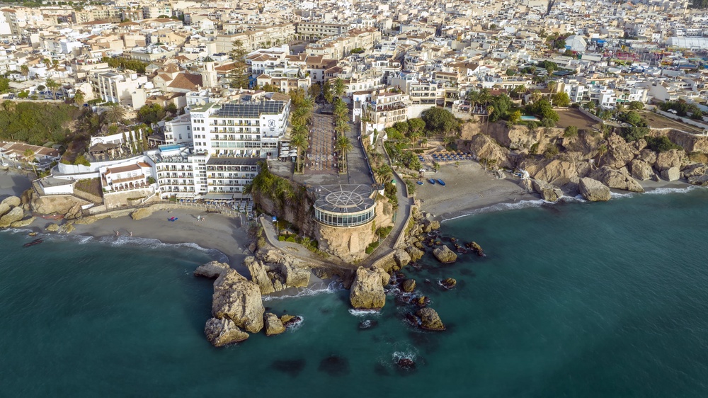 Nerja z lotu ptaka, Balcón de Europa na cyplu, hotele nad zatoką i skały w wodzie