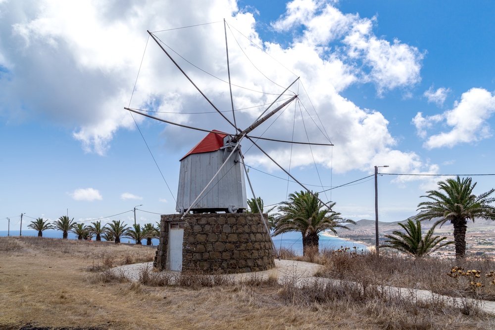 Zabytkowy wiatrak na wzgórzu nad Vila Baleira na Porto Santo