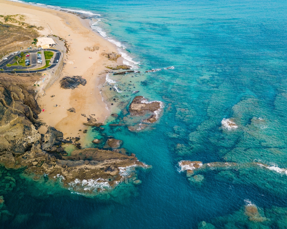 Skalisty kraniec plaży Porto Santo i turkusowa woda z lotu ptaka