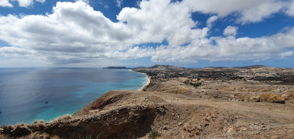 Panorama Porto Santo ze wzgórza, łuk plaży i sucha, płaska wyspa