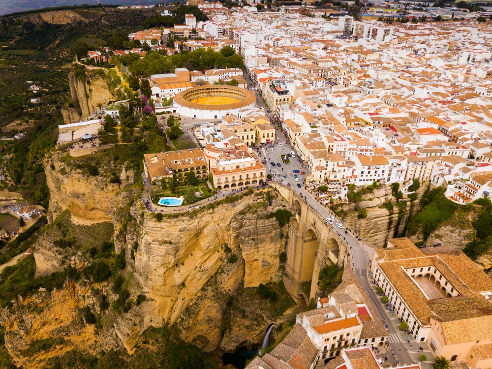 Ronda z lotu ptaka: arena Plaza de Toros, Puente Nuevo i zabudowa nad wąwozem El Tajo