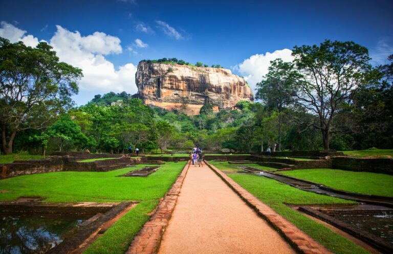 Aleja przez ogrody wodne prowadząca do skały Sigiriya