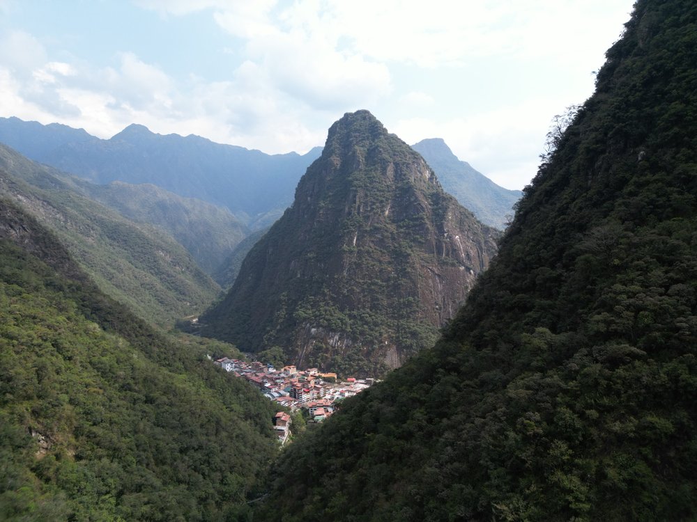Miasteczko Aguas Calientes w wąskiej dolinie pod stromymi górami