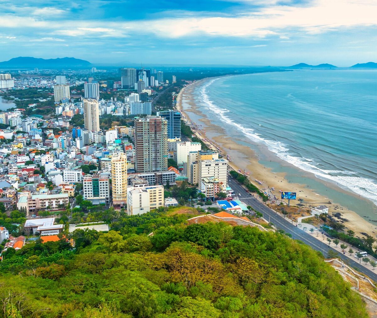 Plaża Bãi Sau i zabudowa Vung Tau widziane ze wzgórza Núi Nhỏ