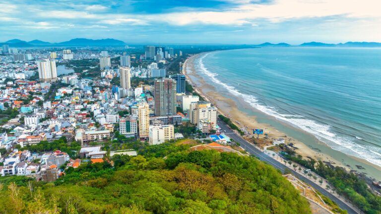 Plaża Bãi Sau i zabudowa Vung Tau widziane ze wzgórza Núi Nhỏ
