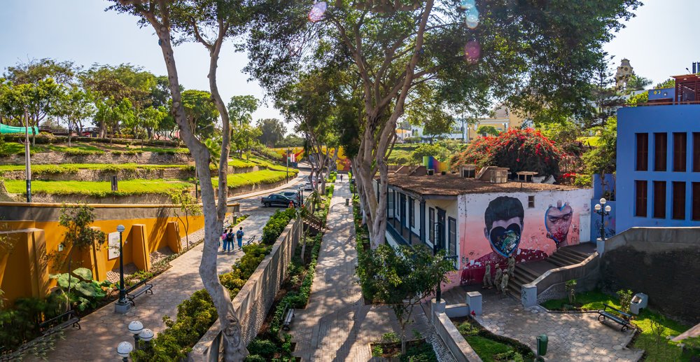Zielona uliczka z muralami w dzielnicy Barranco w Limie