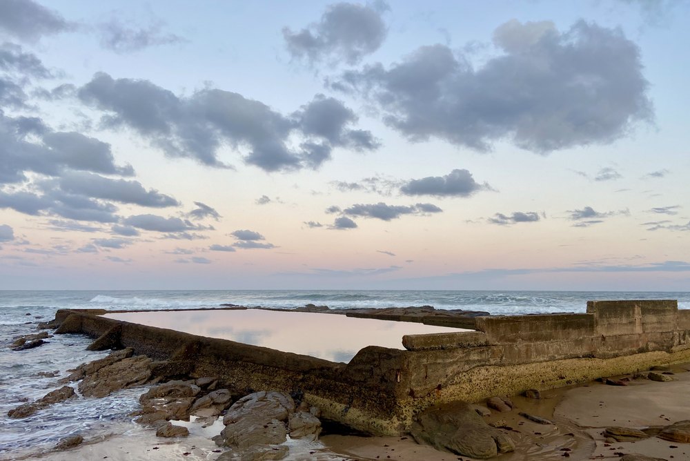Basen pływowy na skałach plaży w Margate o zmierzchu