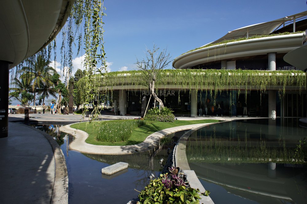 Centrum handlowe Beachwalk z ogrodem i oczkiem wodnym w Kucie na Bali
