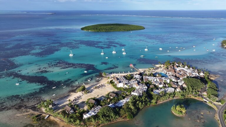 Blue Bay i wysepka Île des Deux Cocos z lotu ptaka