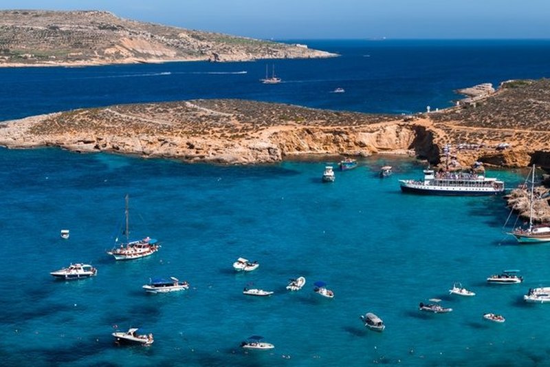 Łodzie zakotwiczone w turkusowej Blue Lagoon między Comino a Cominotto, widok z lotu ptaka