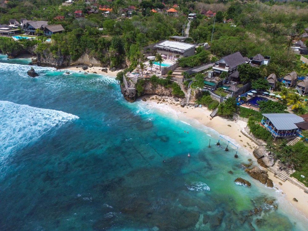 Zatoka Blue Lagoon przy plaży Secret Point pod klifem Nusa Ceningan, z lotu ptaka