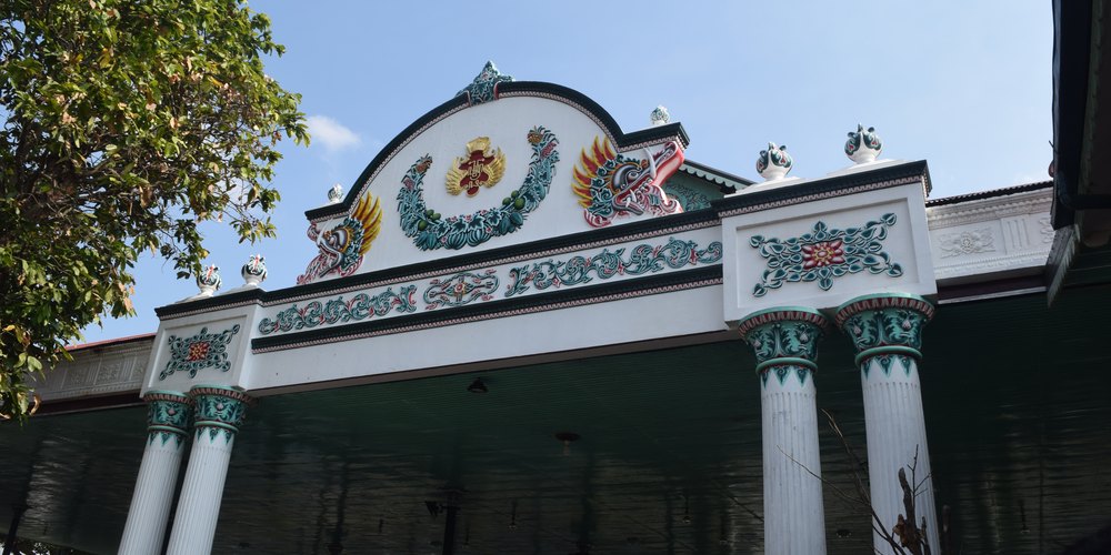 Zdobiona brama pałacu sułtanów Kraton w Yogyakarcie