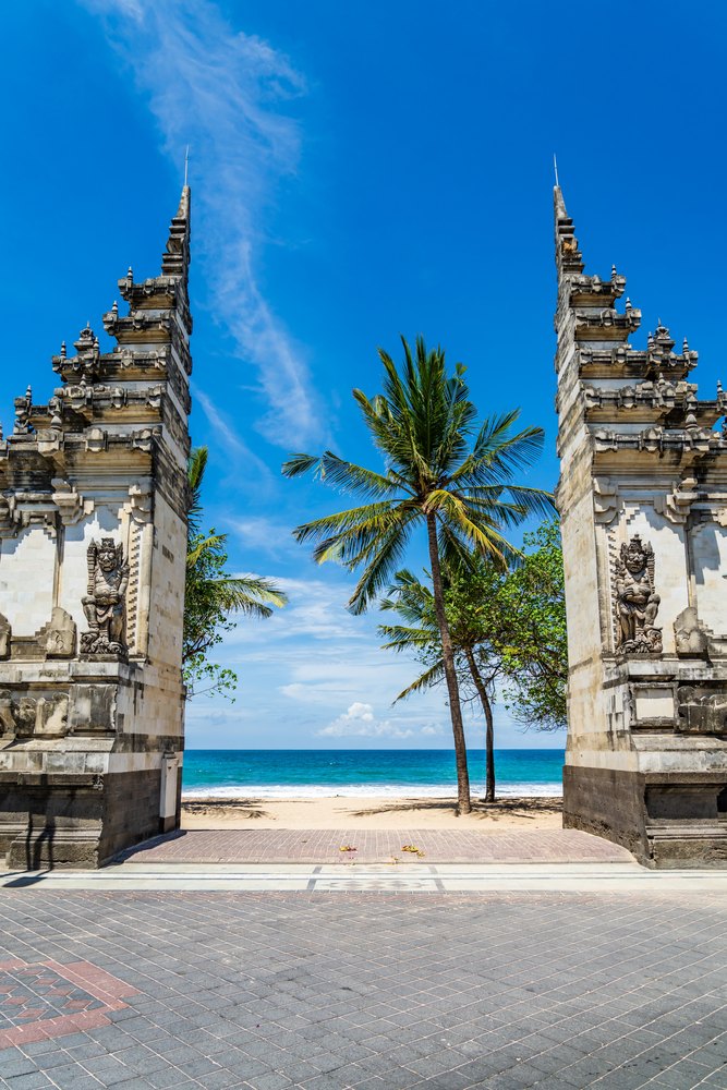 Balijska brama prowadząca na plażę Kuta na Bali