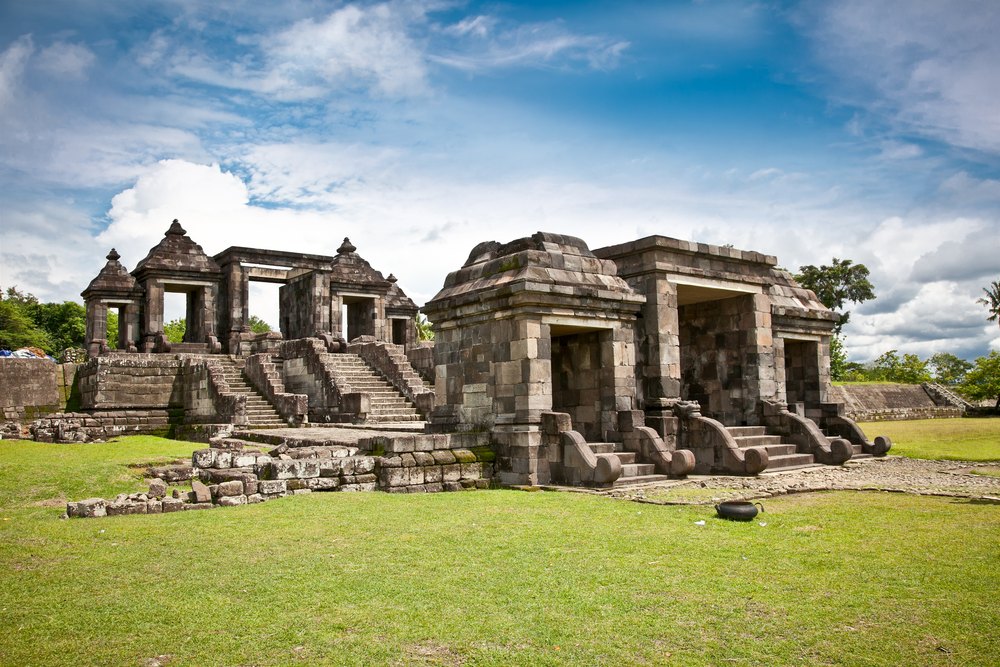 Główna brama ruin pałacu Ratu Boko na wzgórzu na południe od Prambananu