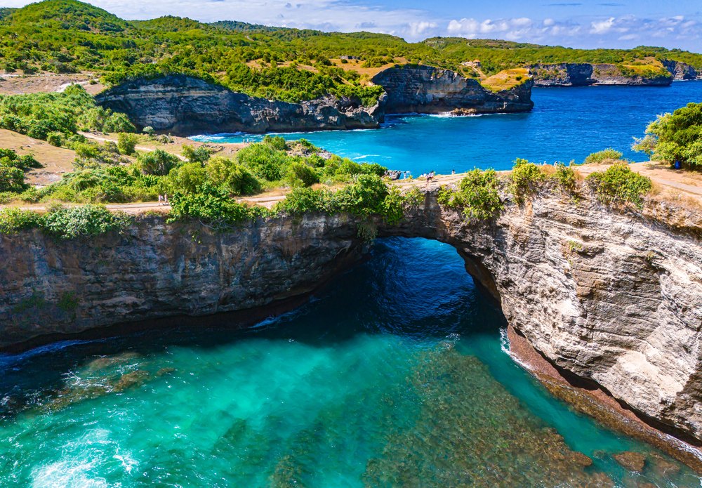 Skalny łuk nad zatoką Broken Beach na Nusa Penidzie, z lotu ptaka