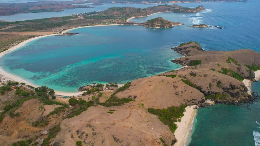 Wzgórze Bukit Merese nad zatokami Tanjung Aan koło Kuty na Lomboku, z lotu ptaka