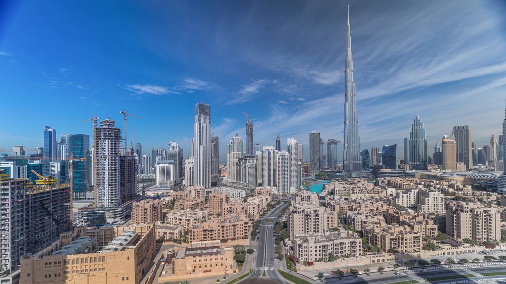 Burdż Chalifa nad wieżowcami i niską zabudową dzielnicy Downtown w Dubaju