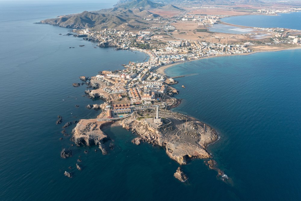 Przylądek Cabo de Palos z latarnią i wioską rybacką z lotu ptaka, w tle początek mierzei La Manga