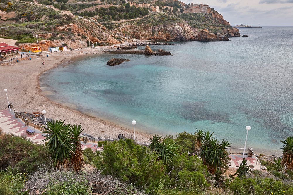 Zatoka Cala Cortina pod Cartageną: piaszczysta plaża, turkusowa woda i skaliste wzgórza