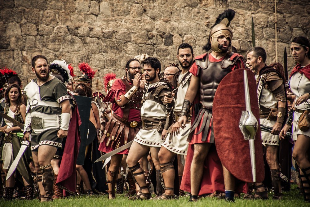 Uczestnicy święta Carthagineses y Romanos w strojach rzymskich legionistów z tarczami i hełmami