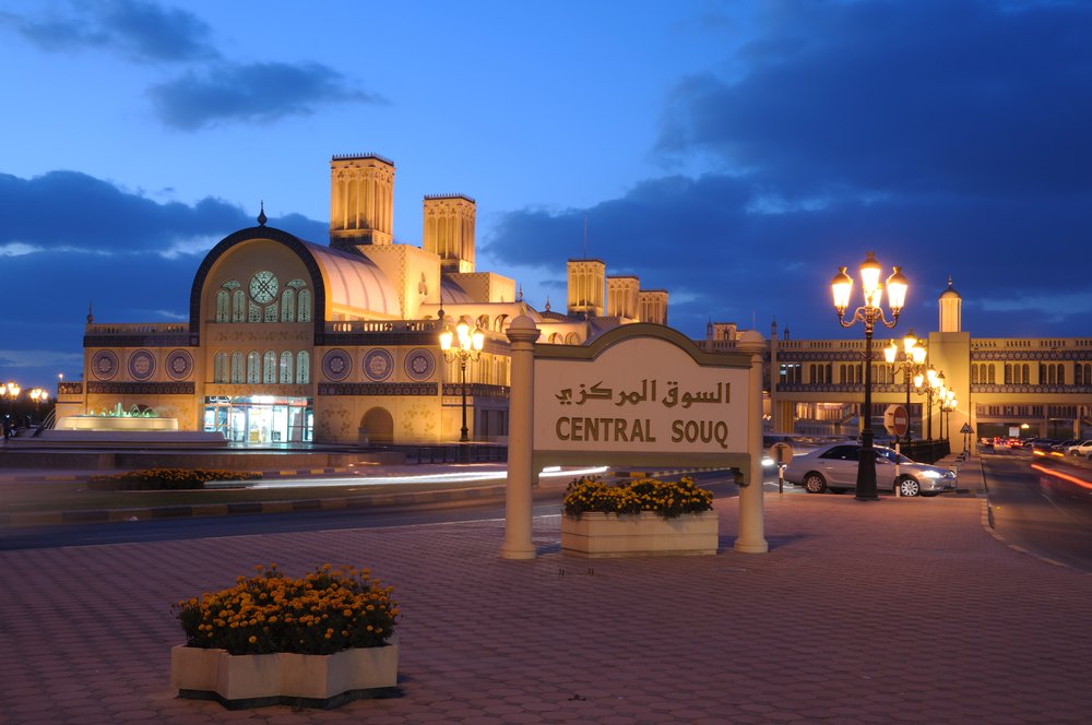 Podświetlony Central Souk, zwany Niebieskim Soukiem, wieczorem w Szardży