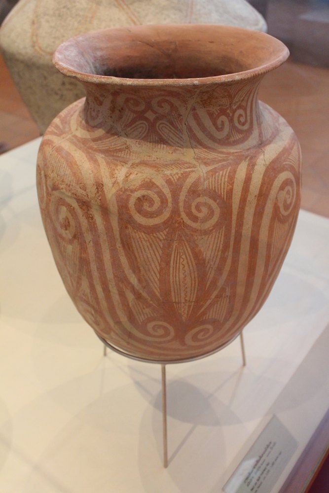 Naczynie malowane na czerwono po jasnym tle w Muzeum Narodowym Ban Chiang