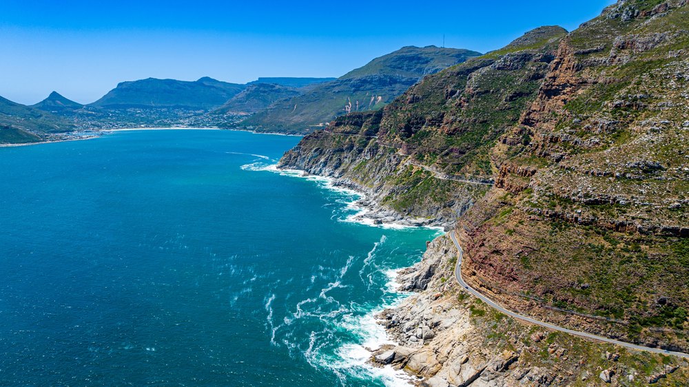 Droga Chapman's Peak Drive wcięta w klif nad Atlantykiem z lotu ptaka
