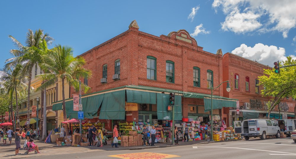 Niedzielne zakupy w ceglanych kamienicach Chinatown w Honolulu