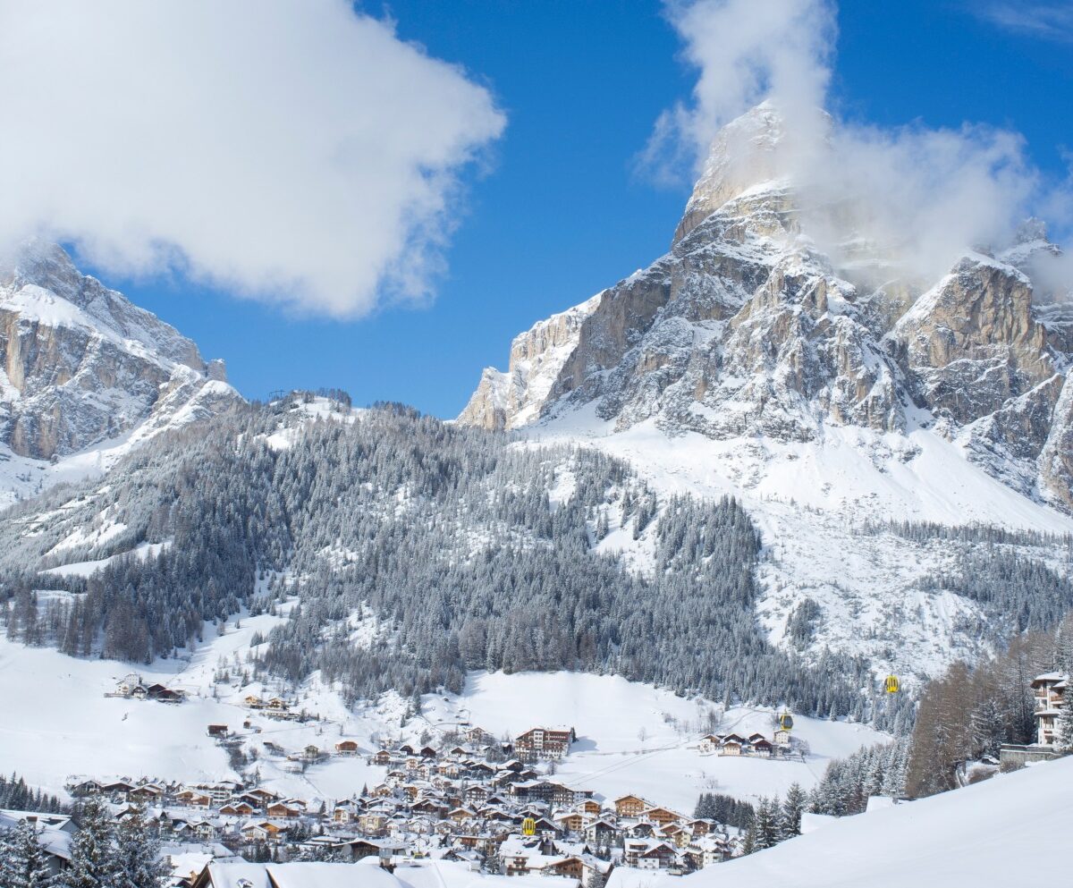 Corvara u stóp Sassonghera, widok z zaśnieżonego stoku