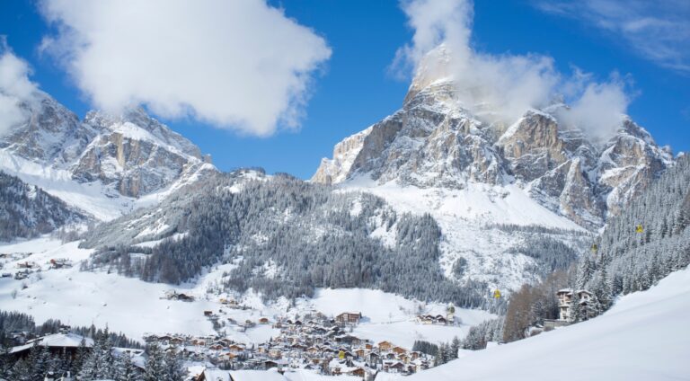 Corvara u stóp Sassonghera, widok z zaśnieżonego stoku