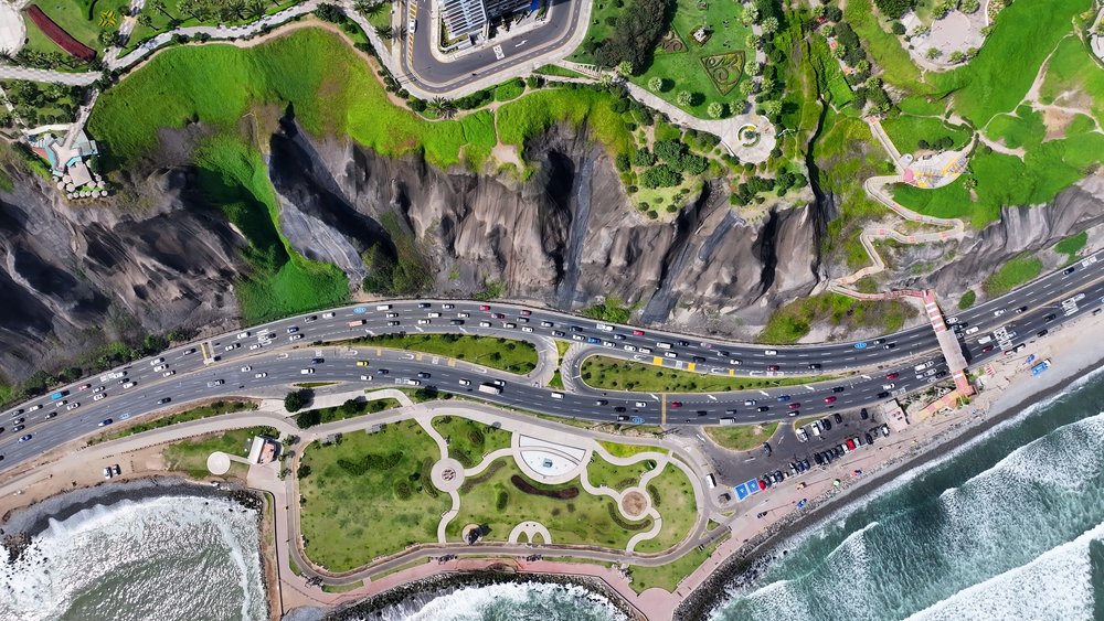 Nadmorska droga Costa Verde i parki na klifie w Miraflores z lotu ptaka