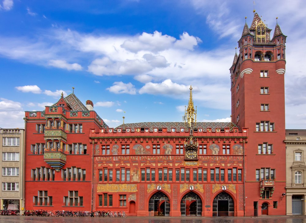 Czerwona fasada ratusza Rathaus z wieżą zegarową na Marktplatz w Bazylei