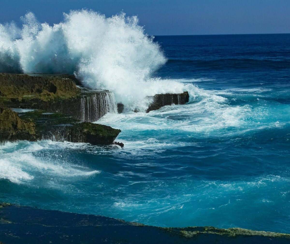Fala rozbijająca się o skały Devil's Tear na południowo-zachodnim brzegu Nusa Lembongan