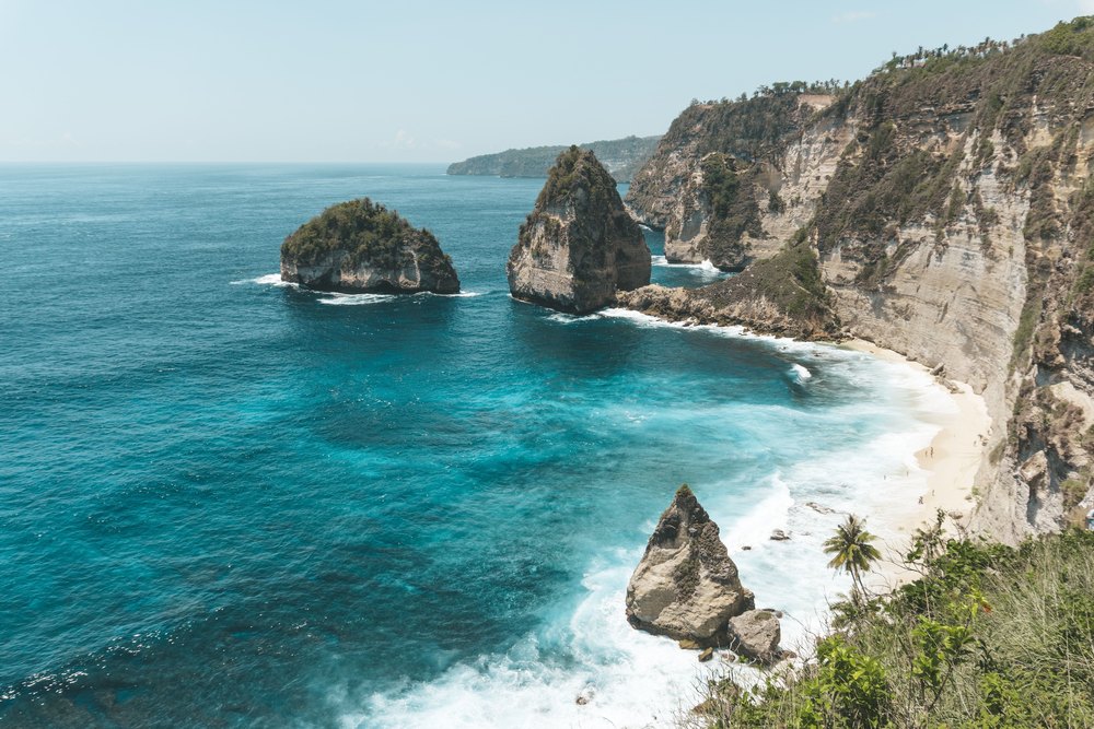 Fale przy plaży Diamond Beach pod klifami wschodniej Nusa Penidy
